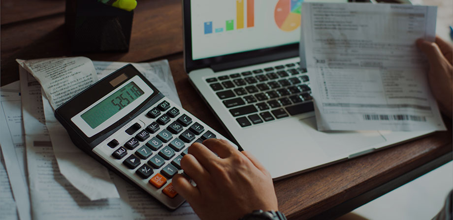 pessoa calculando gastos e finanças