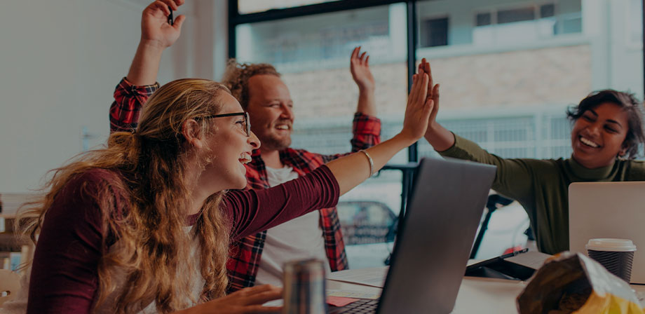 grupo de pessoas comemorando