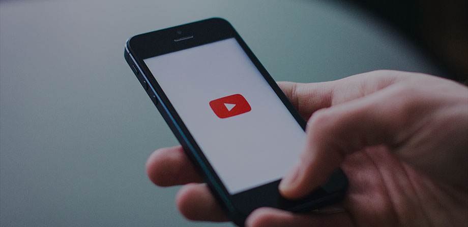 pessoa mexendo no youtube