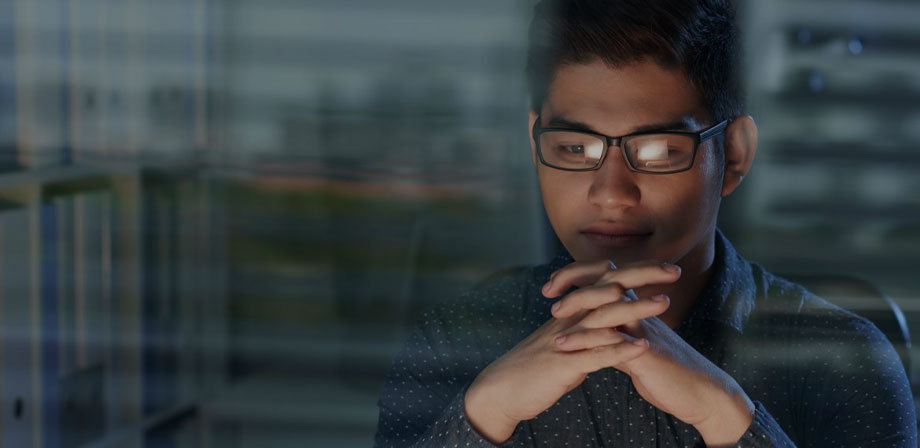 programador analisando códigos