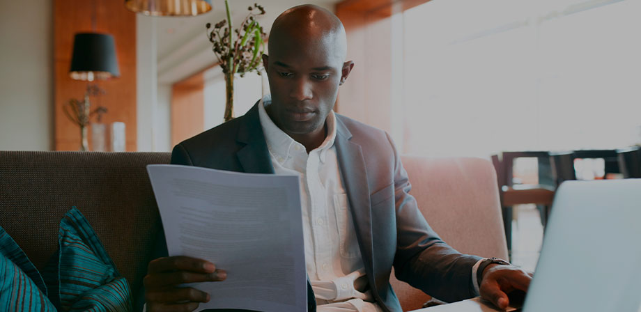 homem conferindo documentos