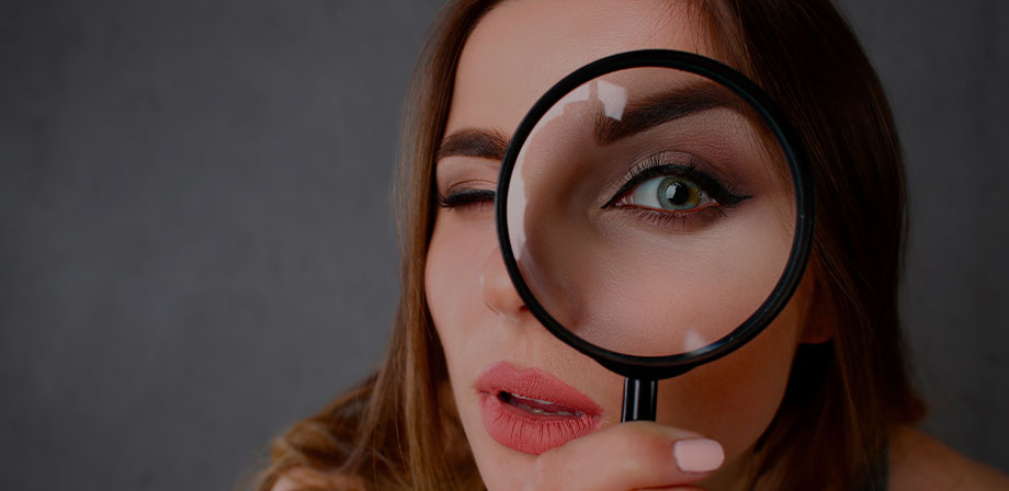 mulher com uma lupa investigando